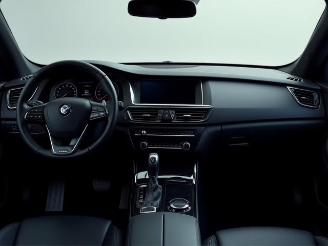 깨끗하게 정리된 차량 내부 대시보드 디테일링 후